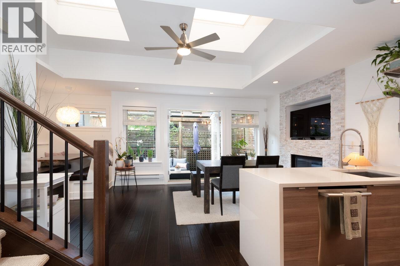 250 E 10Th Street, North Vancouver, BC - Indoor