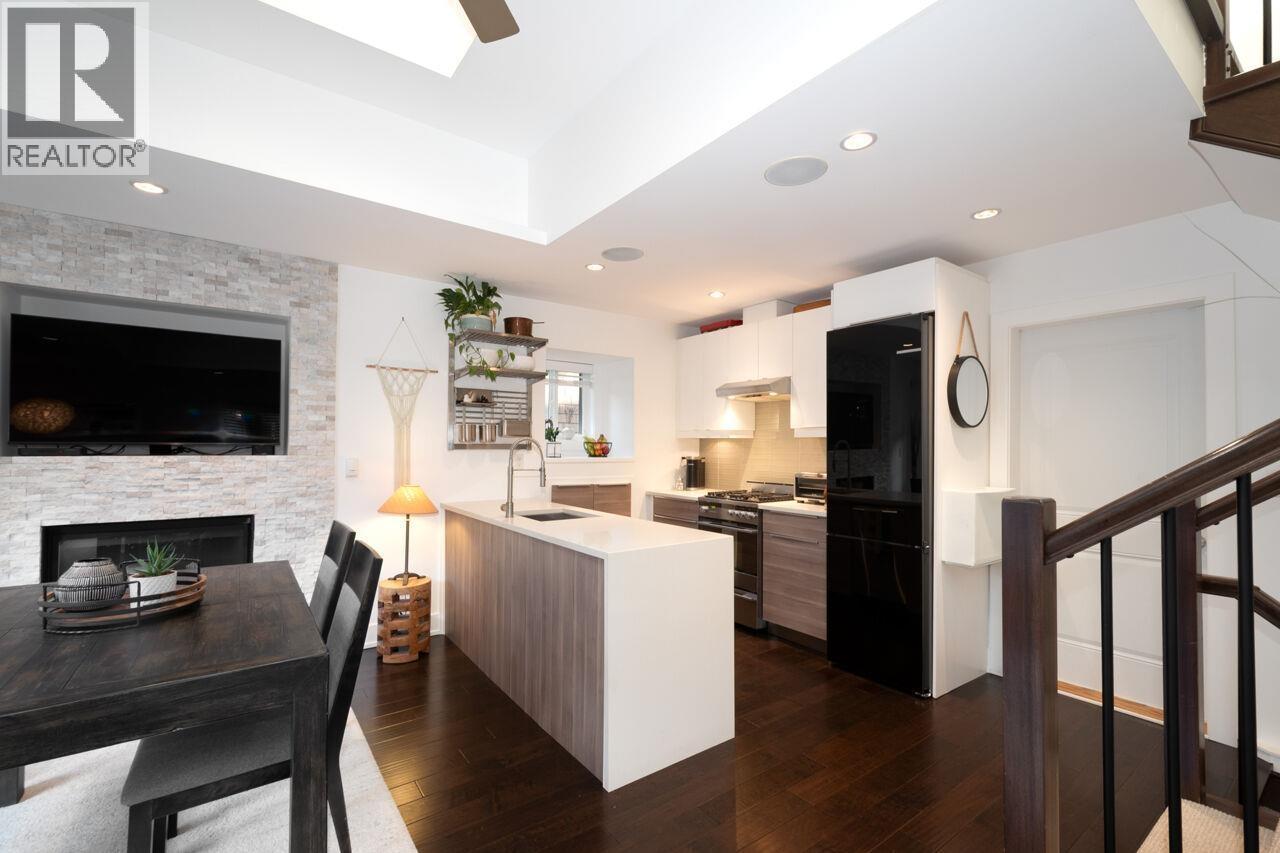 250 E 10Th Street, North Vancouver, BC - Indoor With Fireplace