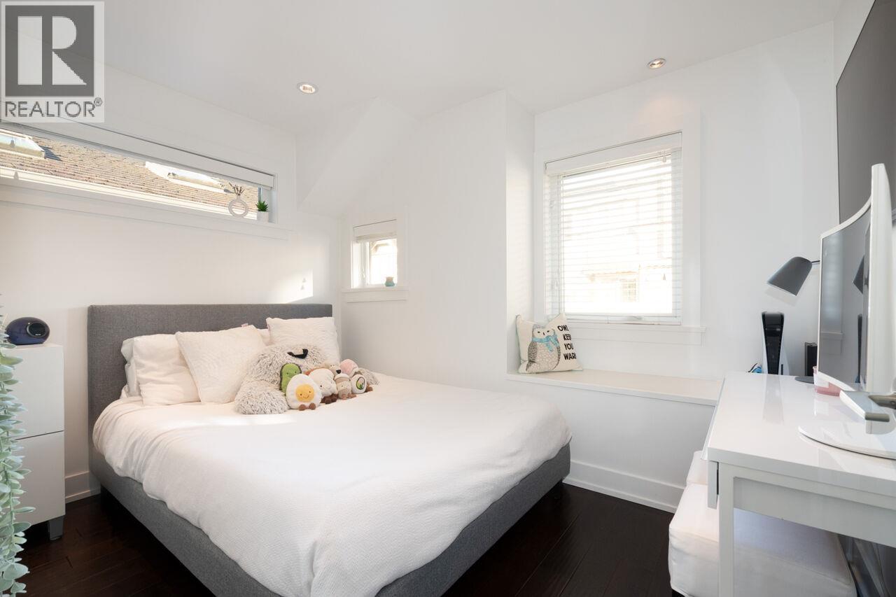 250 E 10Th Street, North Vancouver, BC - Indoor Photo Showing Bedroom