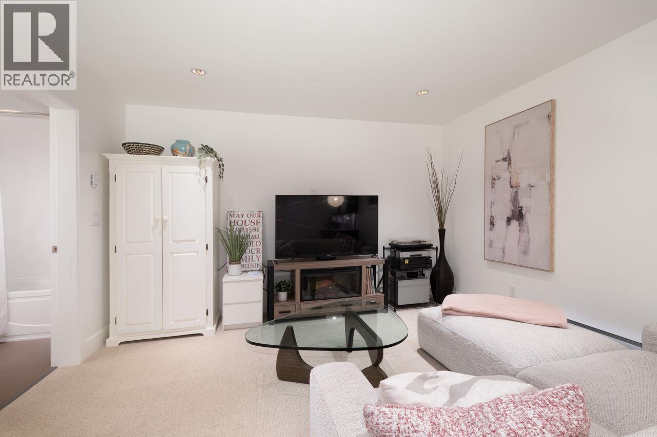 250 E 10Th Street, North Vancouver, BC - Indoor Photo Showing Living Room