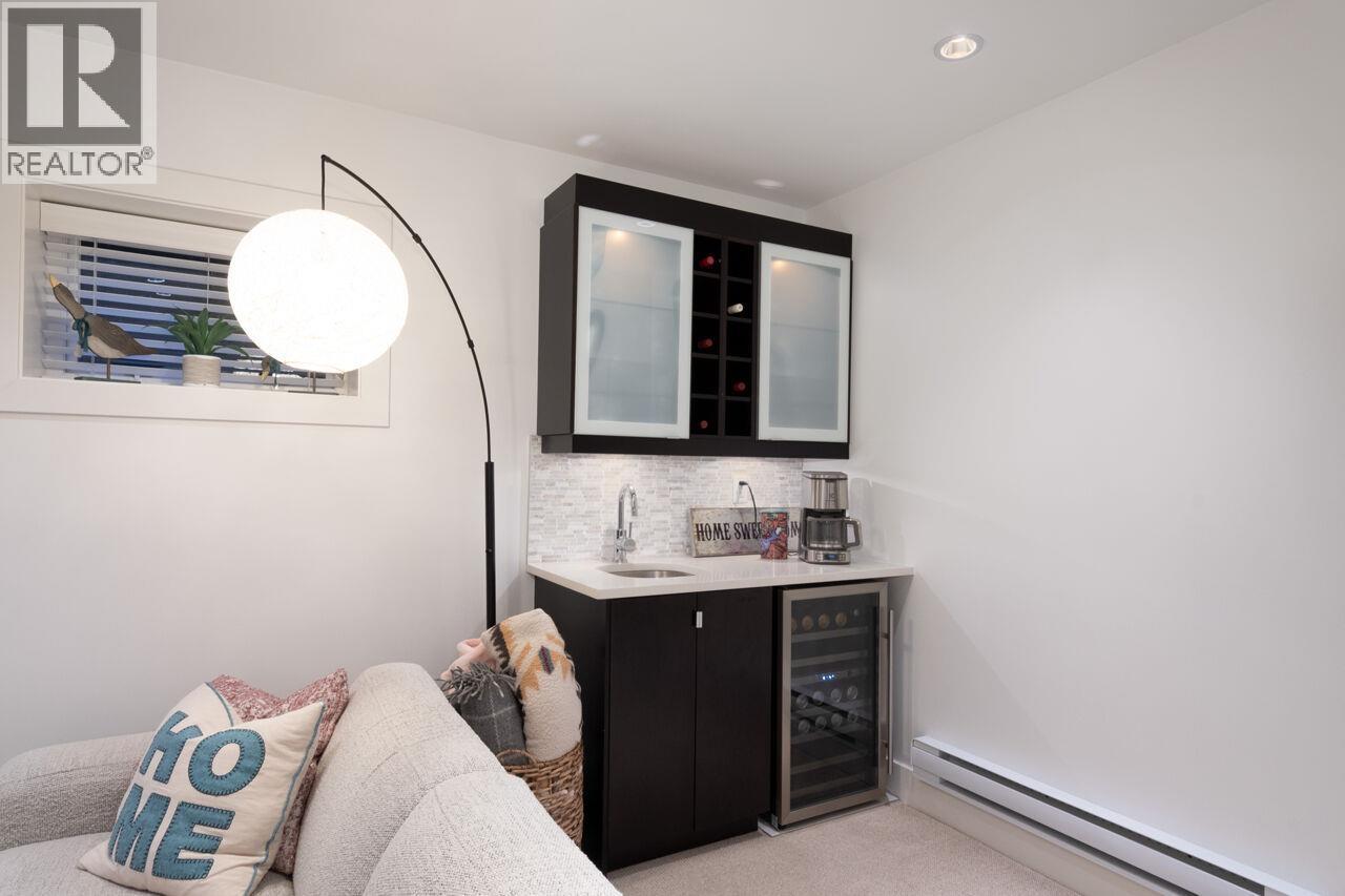 250 E 10Th Street, North Vancouver, BC - Indoor