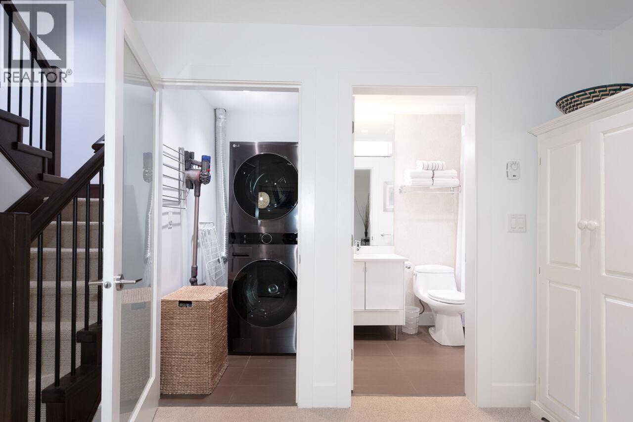 250 E 10Th Street, North Vancouver, BC - Indoor