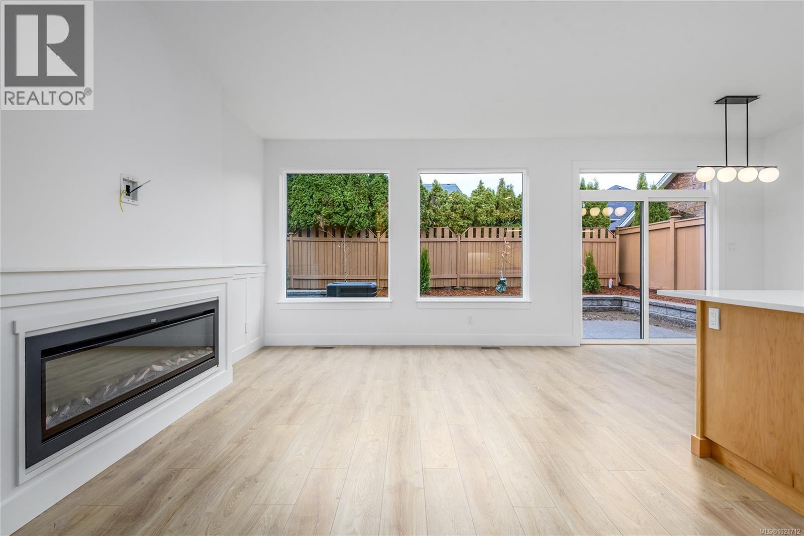 B 1044 Lazo Rd, Comox, BC - Indoor Photo Showing Living Room With Fireplace