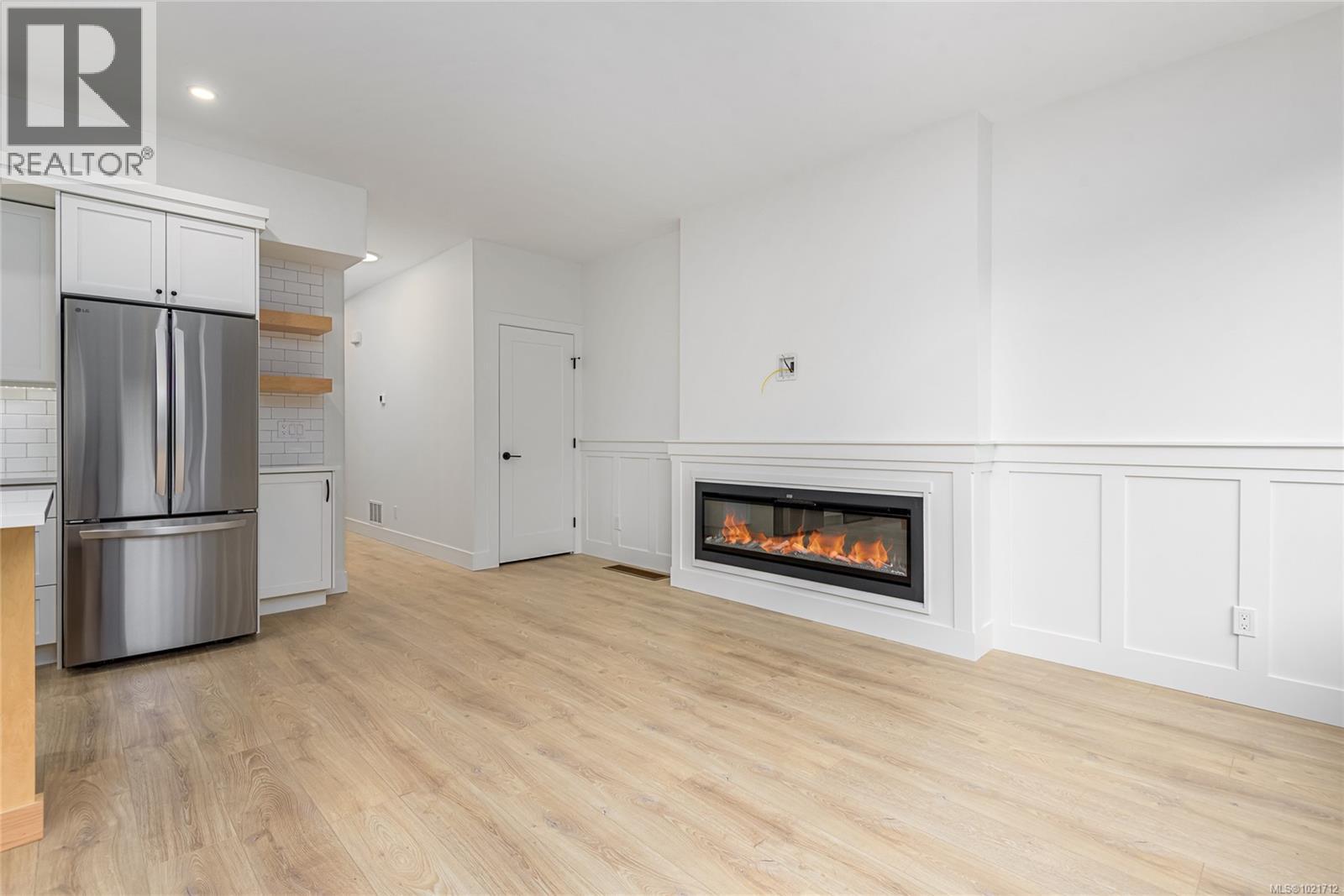 B 1044 Lazo Rd, Comox, BC - Indoor With Fireplace