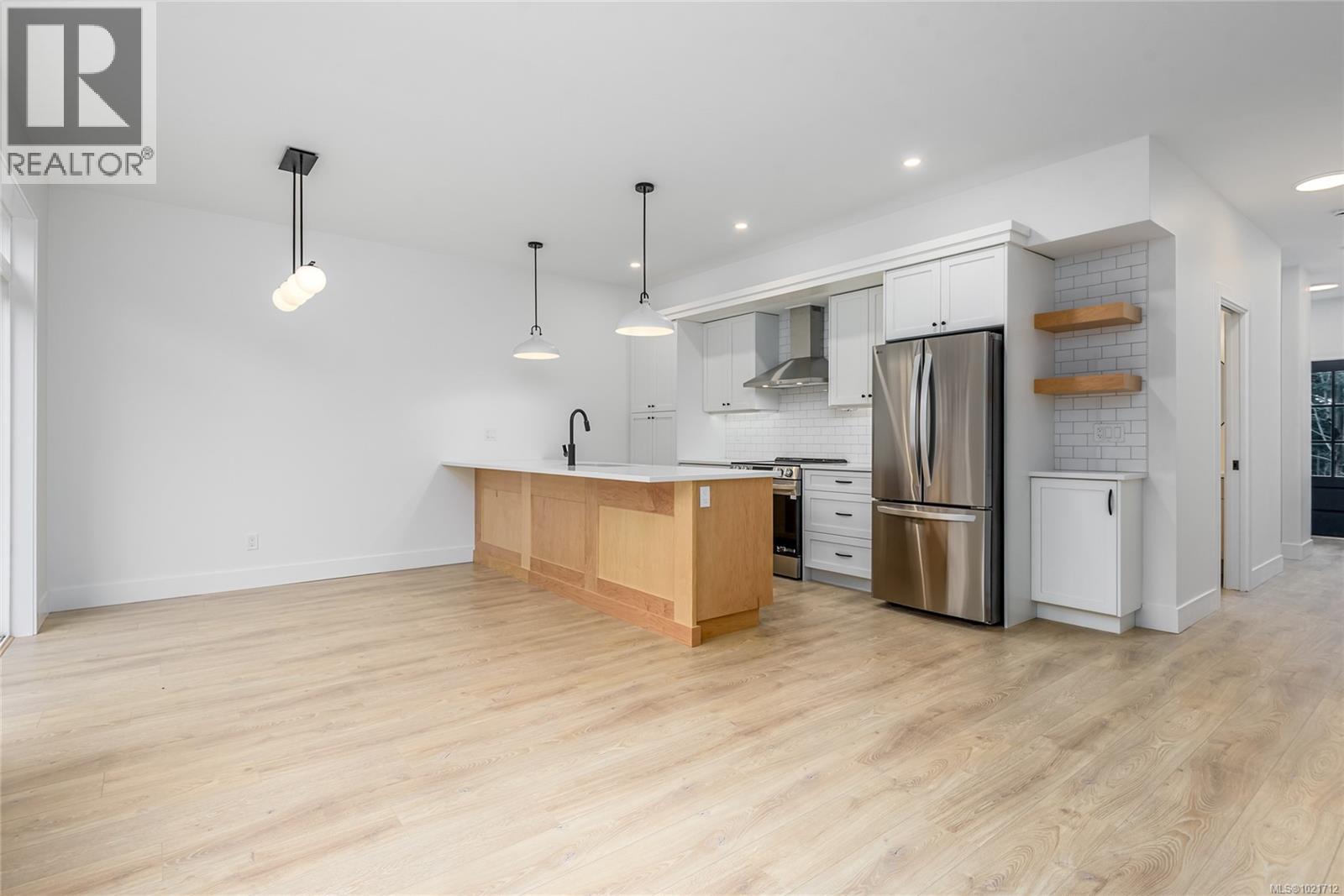 B 1044 Lazo Rd, Comox, BC - Indoor Photo Showing Kitchen With Stainless Steel Kitchen With Upgraded Kitchen