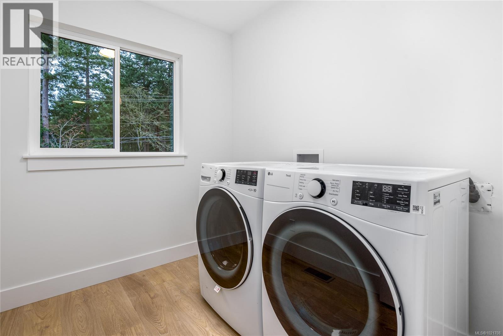A 1044 Lazo Rd, Comox, BC - Indoor Photo Showing Laundry Room