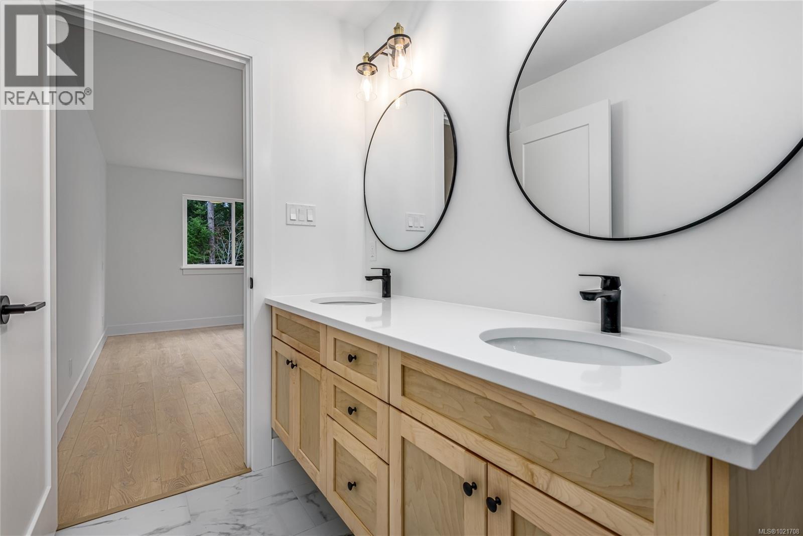 A 1044 Lazo Rd, Comox, BC - Indoor Photo Showing Bathroom