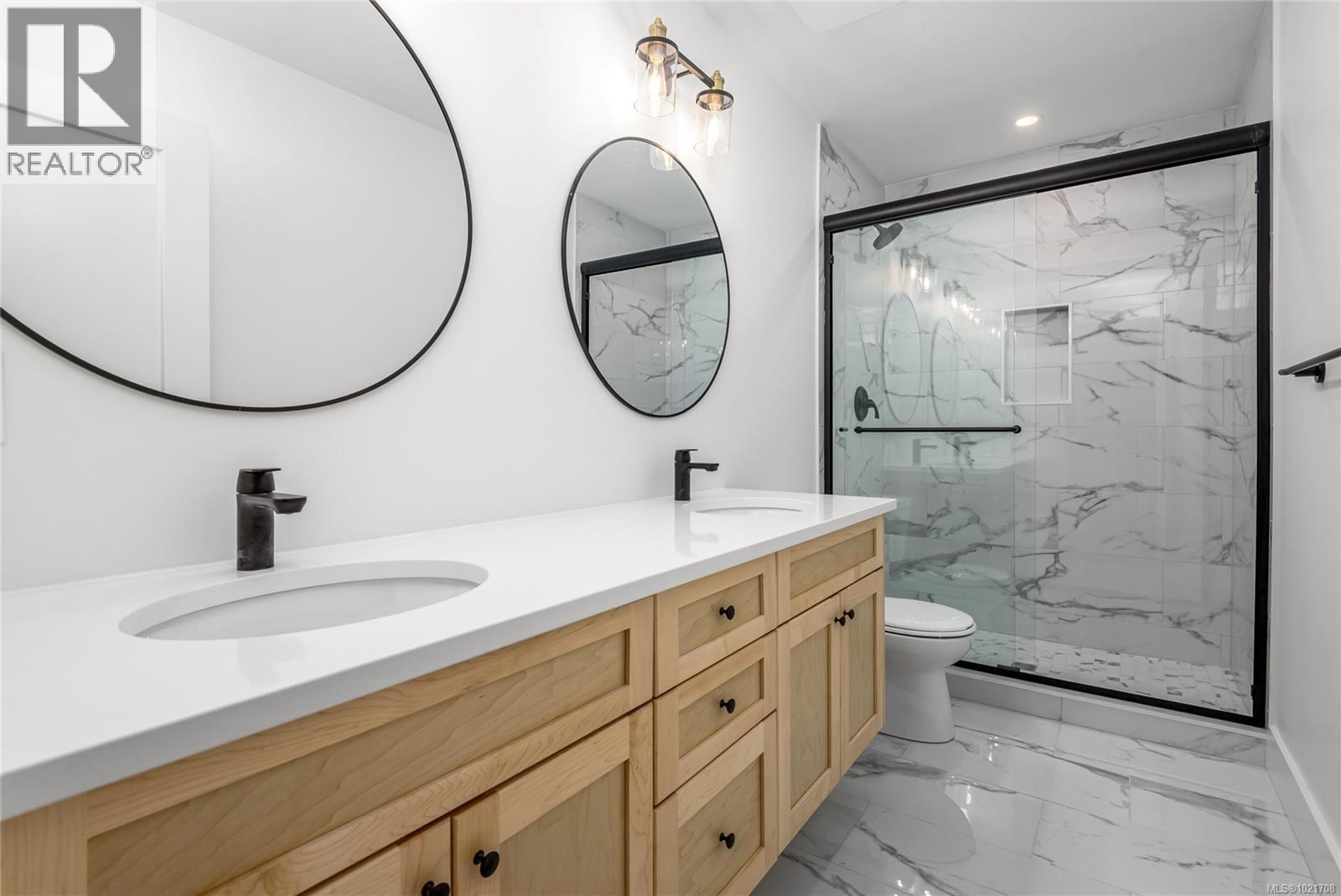 A 1044 Lazo Rd, Comox, BC - Indoor Photo Showing Bathroom