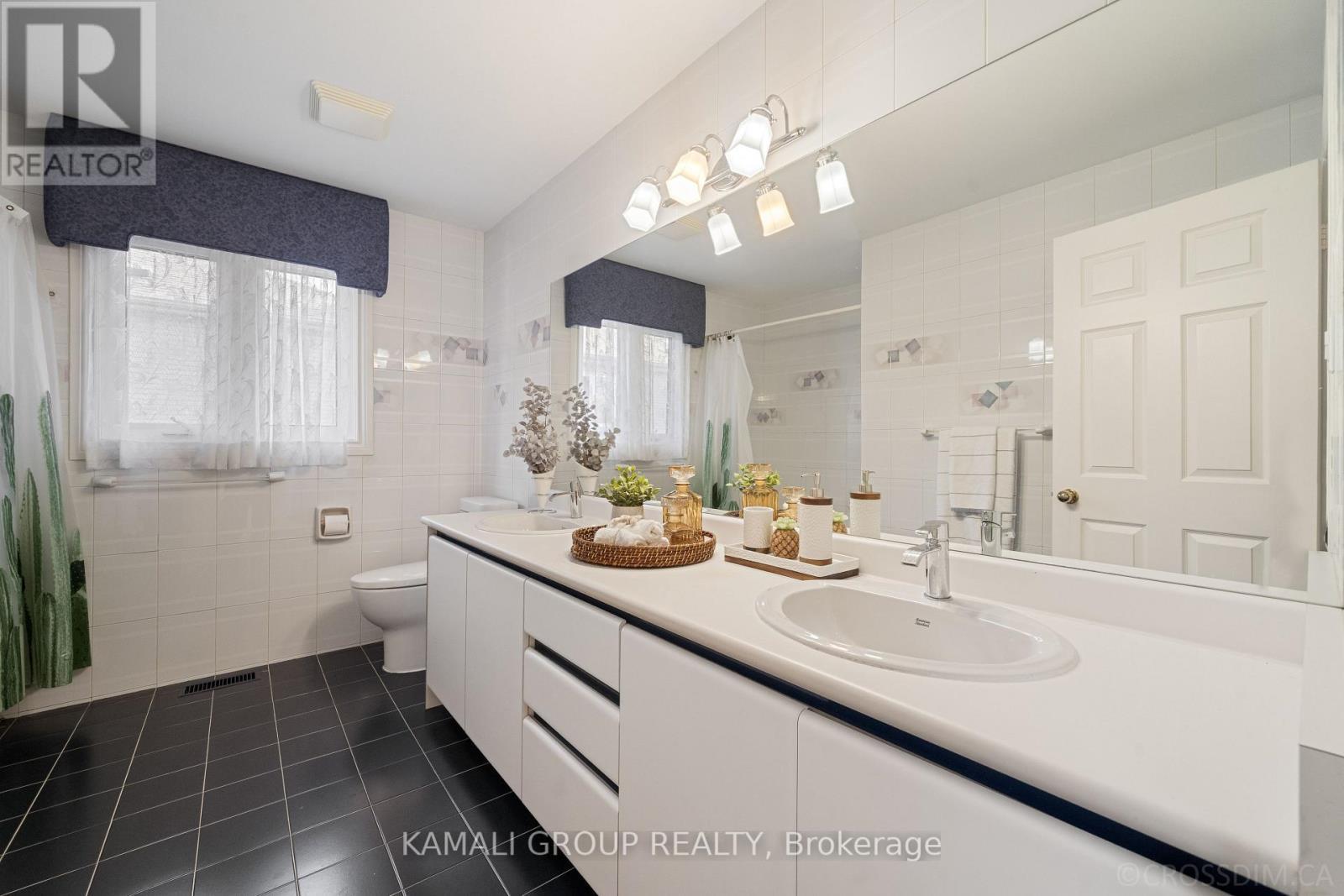 287 Dunview Avenue, Toronto, ON - Indoor Photo Showing Bathroom