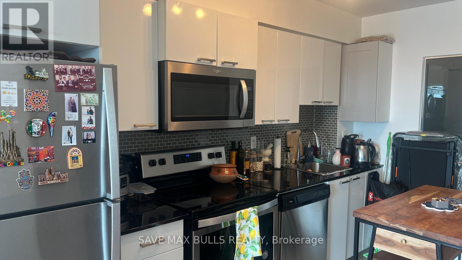 709 - 2150 Lawrence Avenue E, Toronto, ON - Indoor Photo Showing Kitchen With Stainless Steel Kitchen