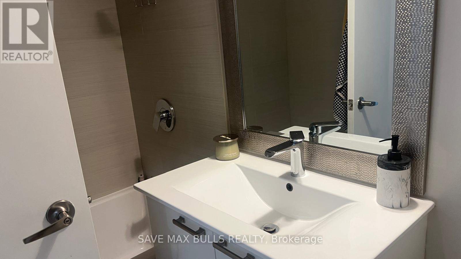 709 - 2150 Lawrence Avenue E, Toronto, ON - Indoor Photo Showing Bathroom