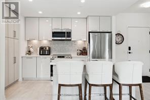 328 - 415 Sea Ray Avenue, Innisfil, ON - Indoor Photo Showing Kitchen With Upgraded Kitchen