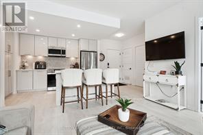 328 - 415 Sea Ray Avenue, Innisfil, ON - Indoor Photo Showing Kitchen With Upgraded Kitchen