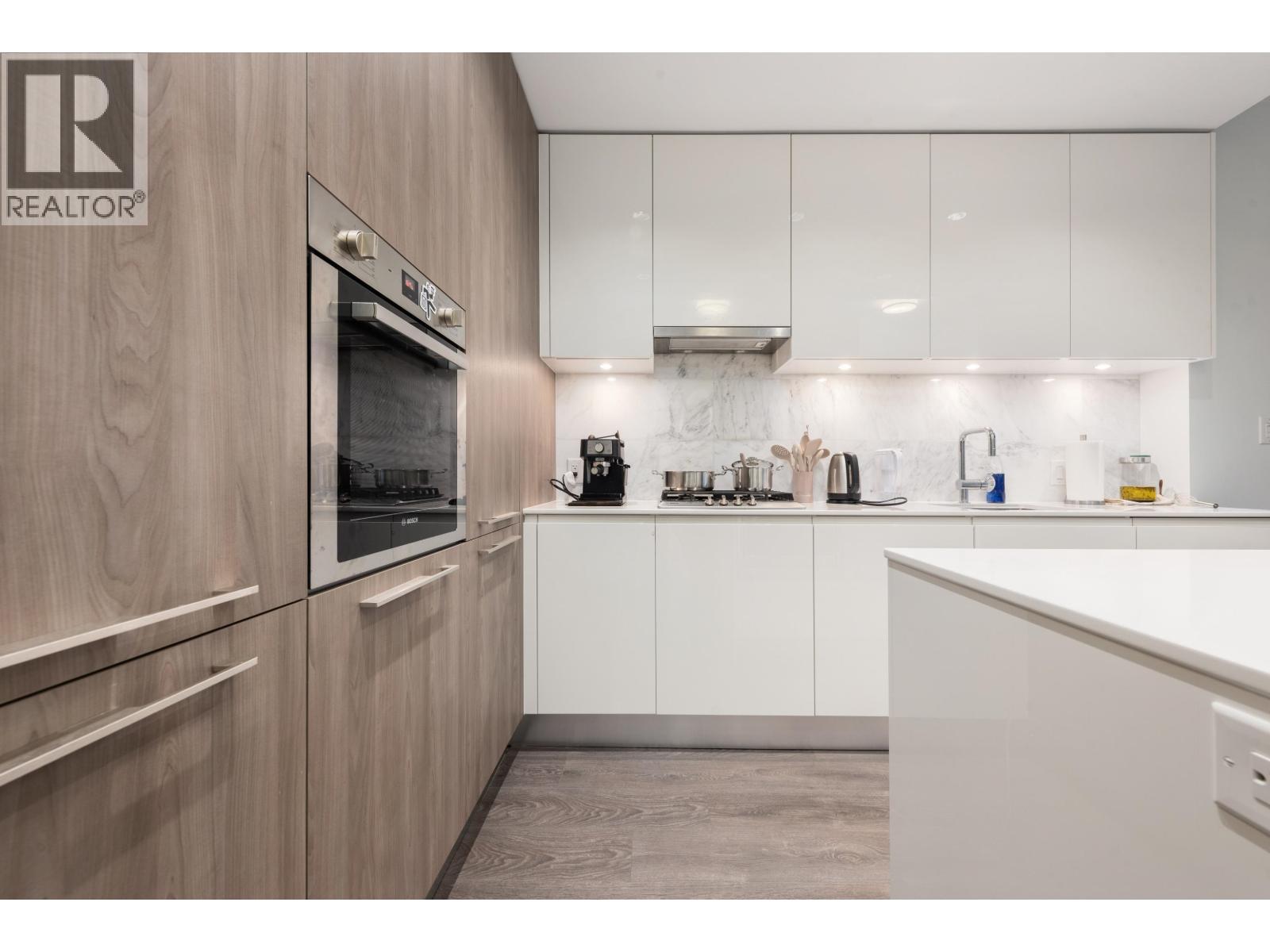 1907 1955 Alpha Way, Burnaby, BC - Indoor Photo Showing Kitchen With Upgraded Kitchen
