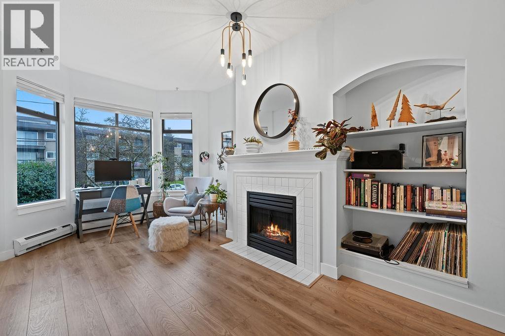 14 221 Ash Street, New Westminster, BC - Indoor Photo Showing Living Room With Fireplace