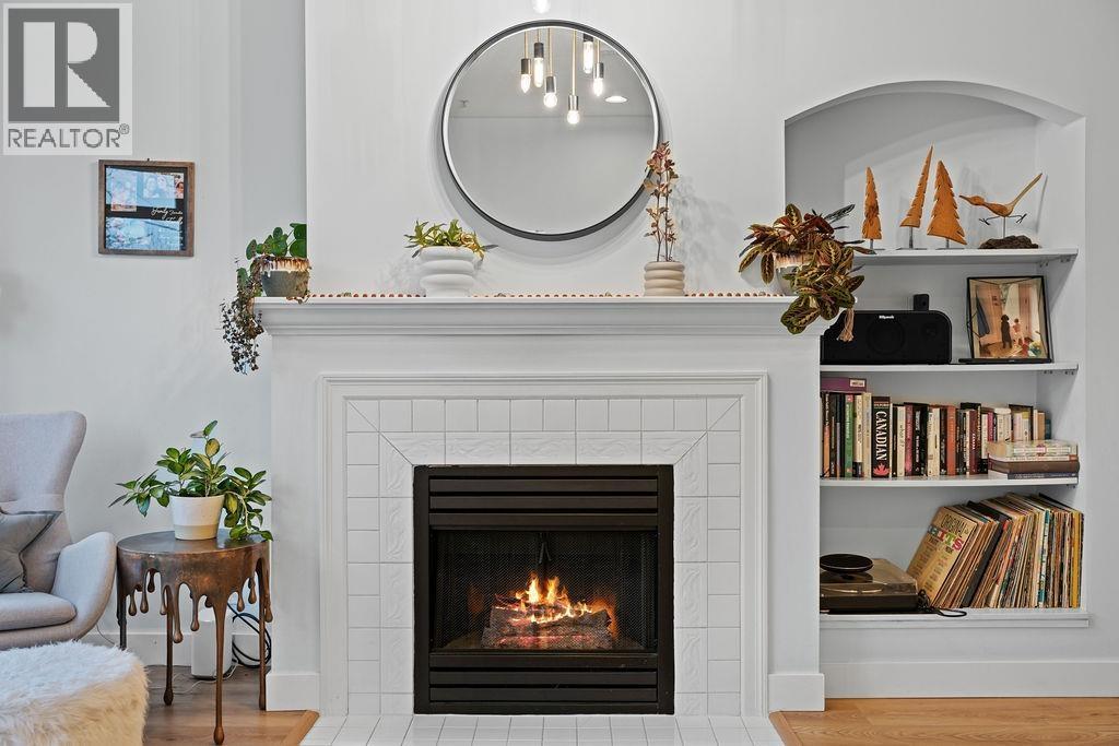 14 221 Ash Street, New Westminster, BC - Indoor Photo Showing Living Room With Fireplace