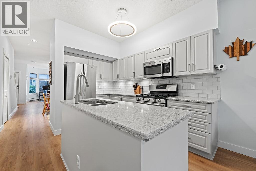 14 221 Ash Street, New Westminster, BC - Indoor Photo Showing Kitchen With Double Sink With Upgraded Kitchen