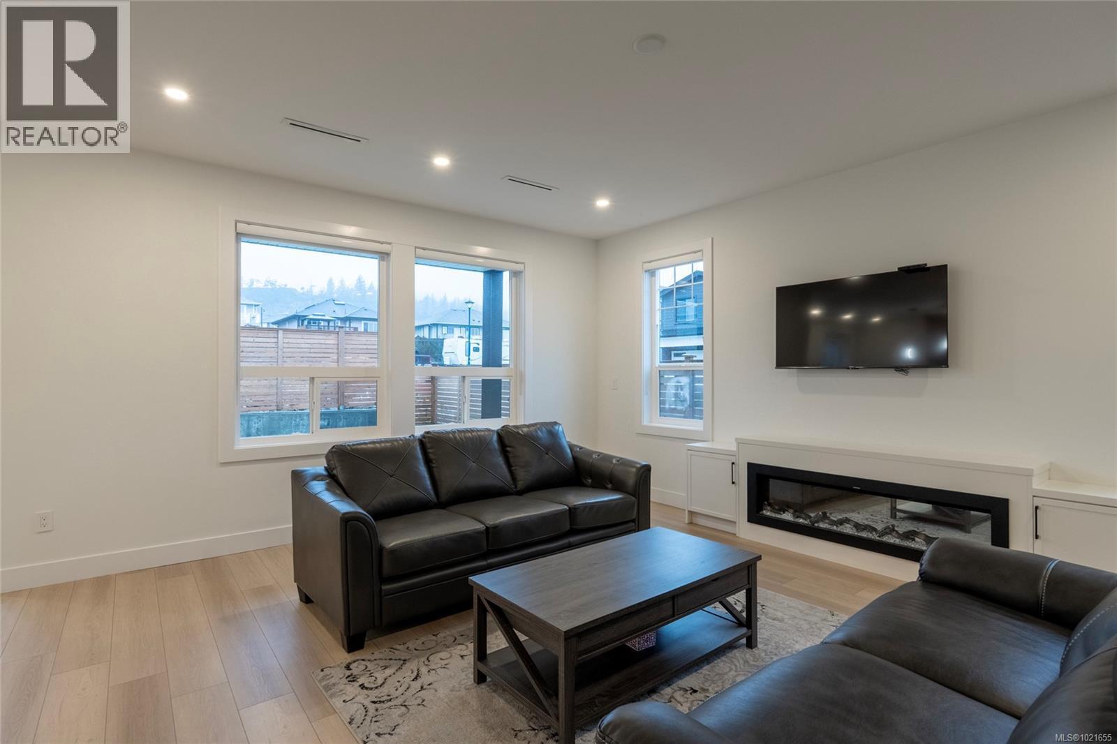2346 Swallow Pl, Langford, BC - Indoor Photo Showing Living Room With Fireplace