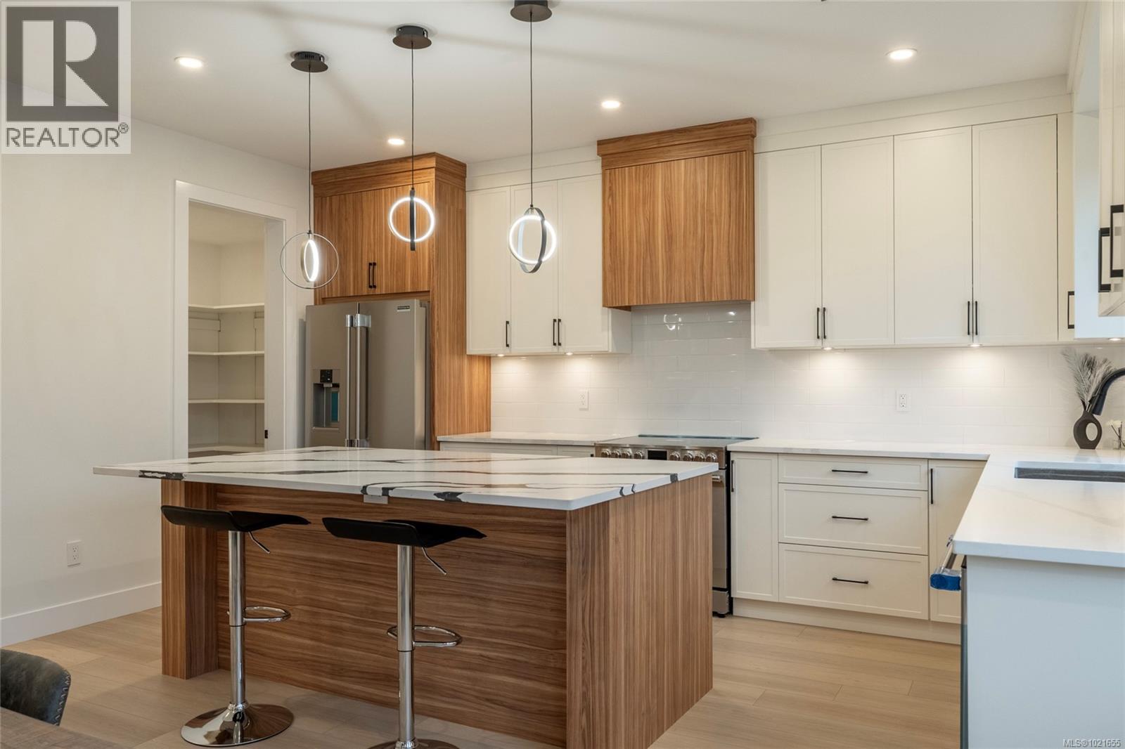 2346 Swallow Pl, Langford, BC - Indoor Photo Showing Kitchen With Upgraded Kitchen