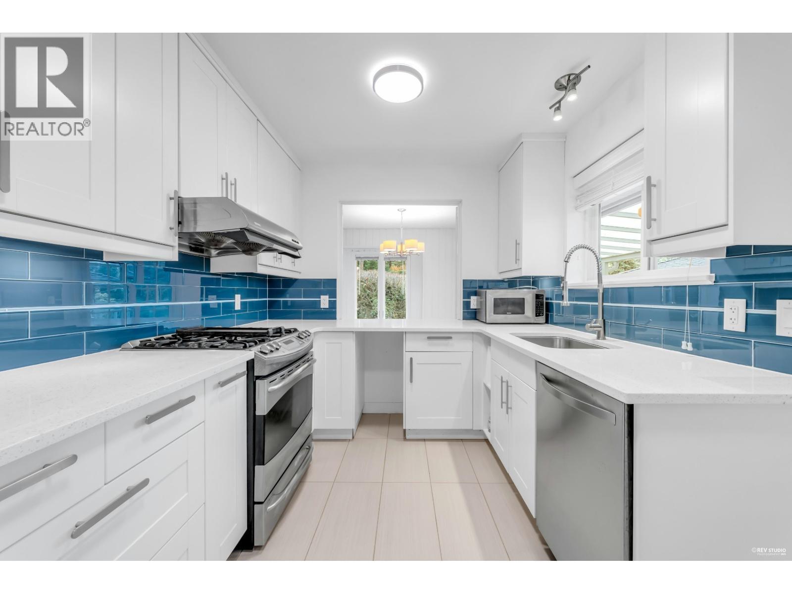 50 Glenmore Drive, West Vancouver, BC - Indoor Photo Showing Kitchen With Upgraded Kitchen
