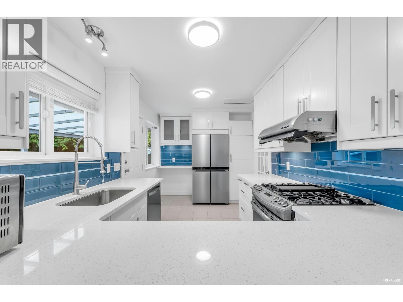 50 Glenmore Drive, West Vancouver, BC - Indoor Photo Showing Kitchen With Upgraded Kitchen