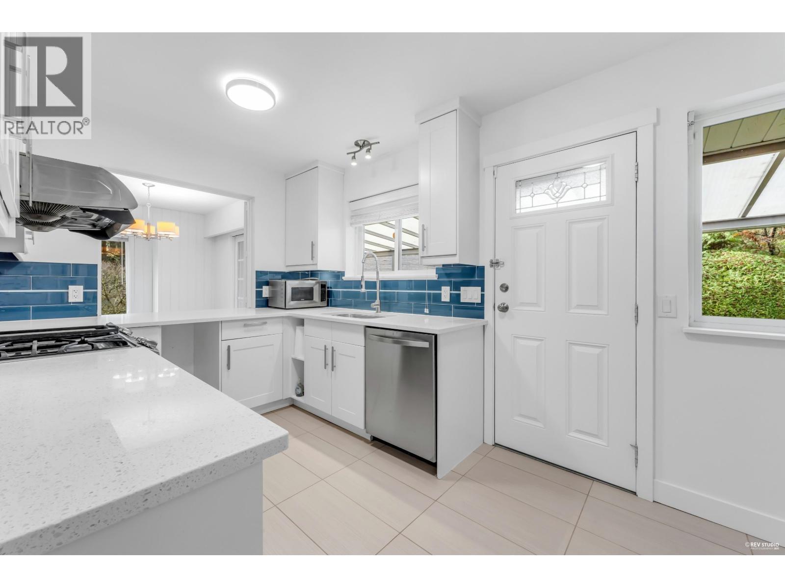 50 Glenmore Drive, West Vancouver, BC - Indoor Photo Showing Kitchen
