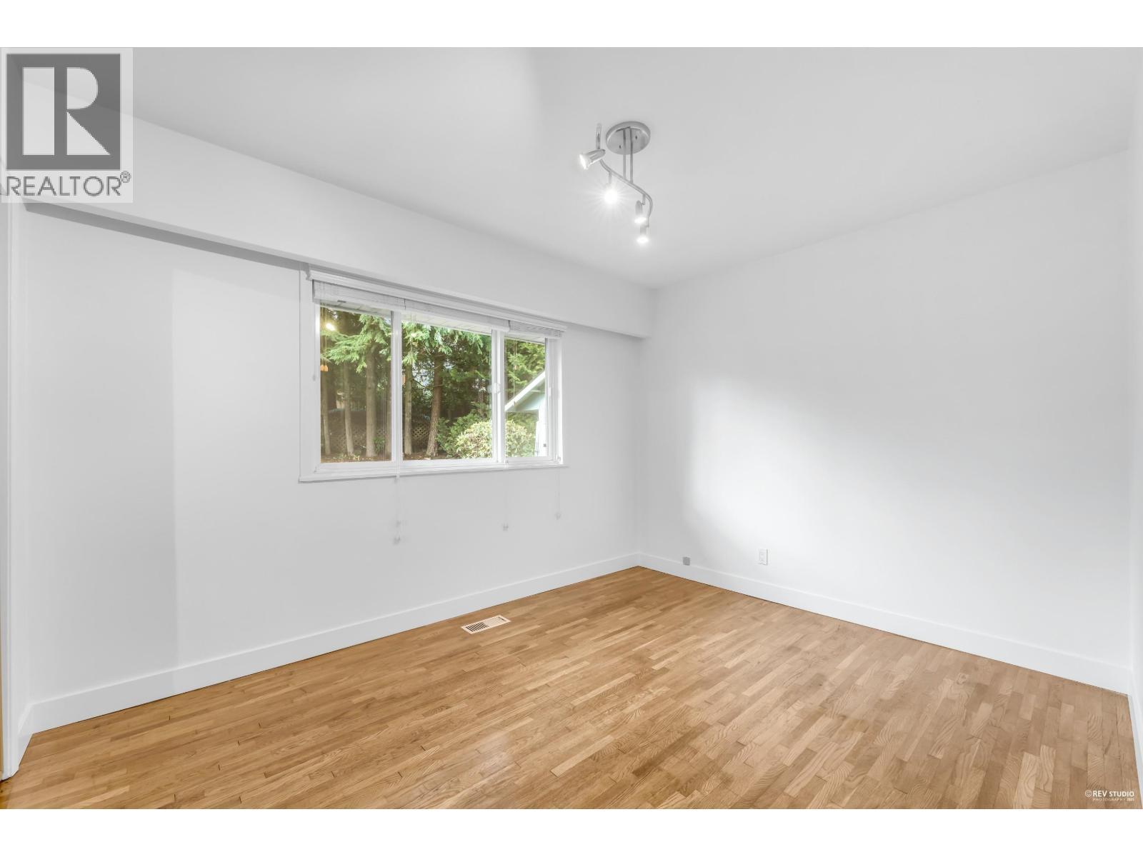 50 Glenmore Drive, West Vancouver, BC - Indoor Photo Showing Other Room