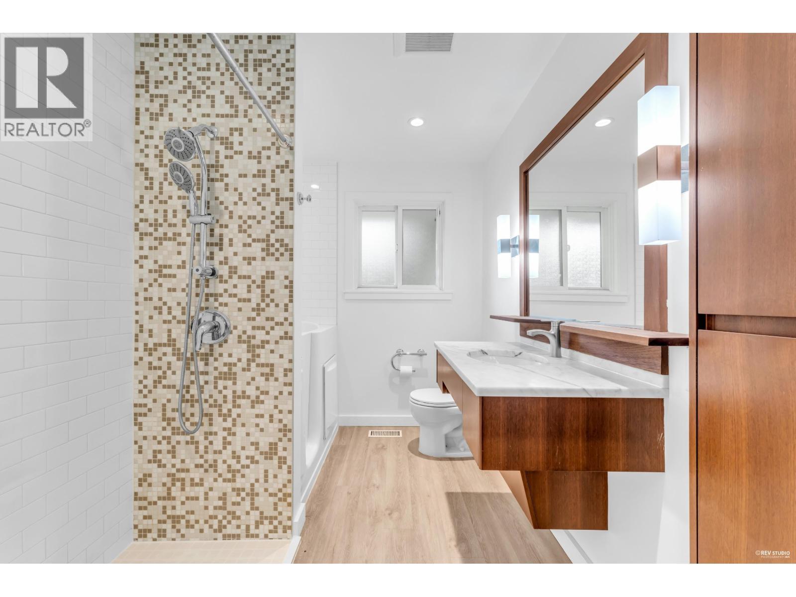 50 Glenmore Drive, West Vancouver, BC - Indoor Photo Showing Bathroom