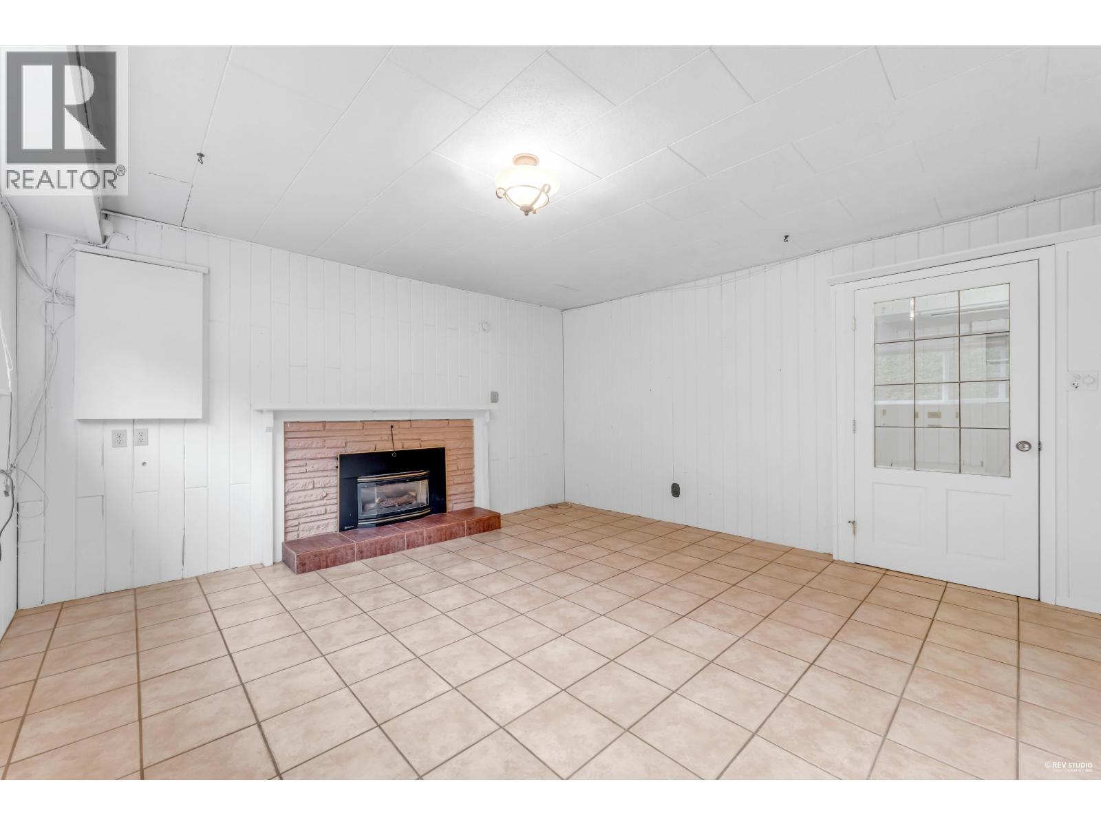 50 Glenmore Drive, West Vancouver, BC - Indoor With Fireplace