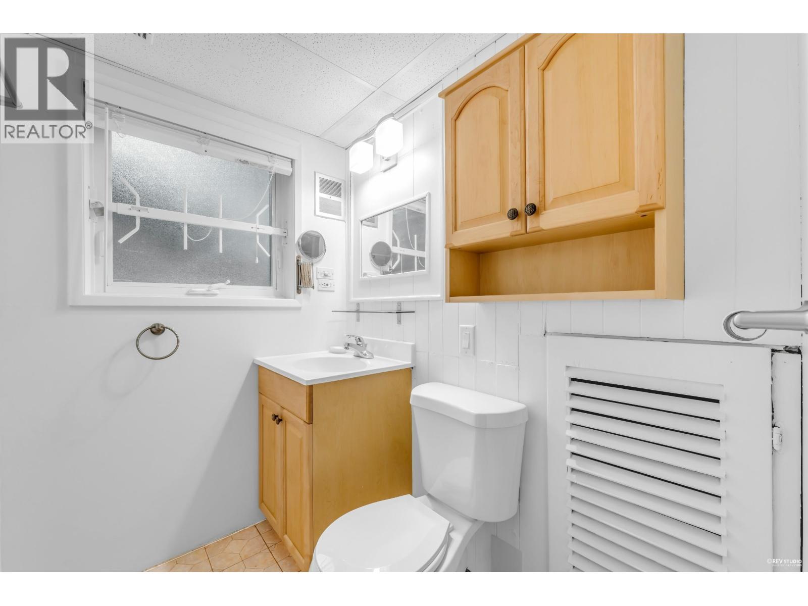 50 Glenmore Drive, West Vancouver, BC - Indoor Photo Showing Bathroom