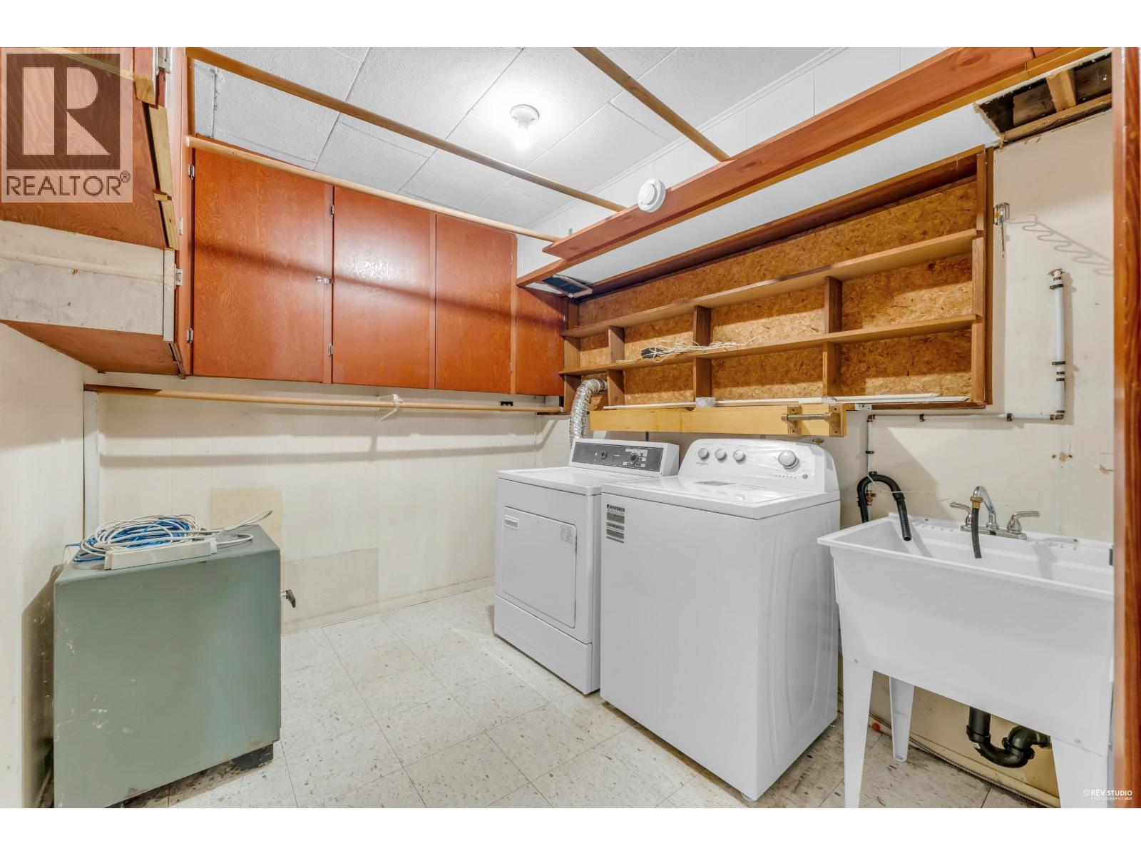 50 Glenmore Drive, West Vancouver, BC - Indoor Photo Showing Laundry Room
