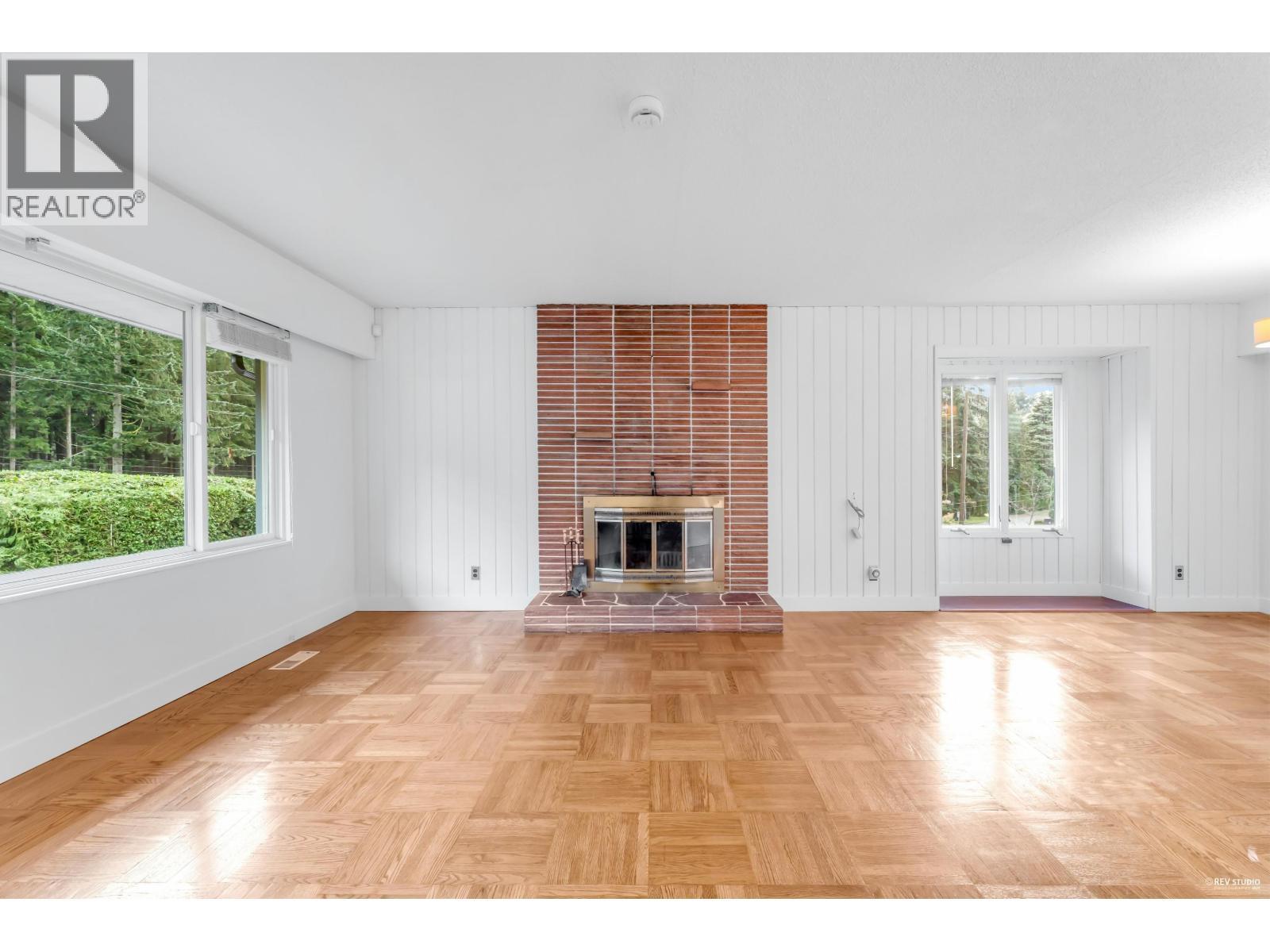 50 Glenmore Drive, West Vancouver, BC - Indoor Photo Showing Living Room With Fireplace