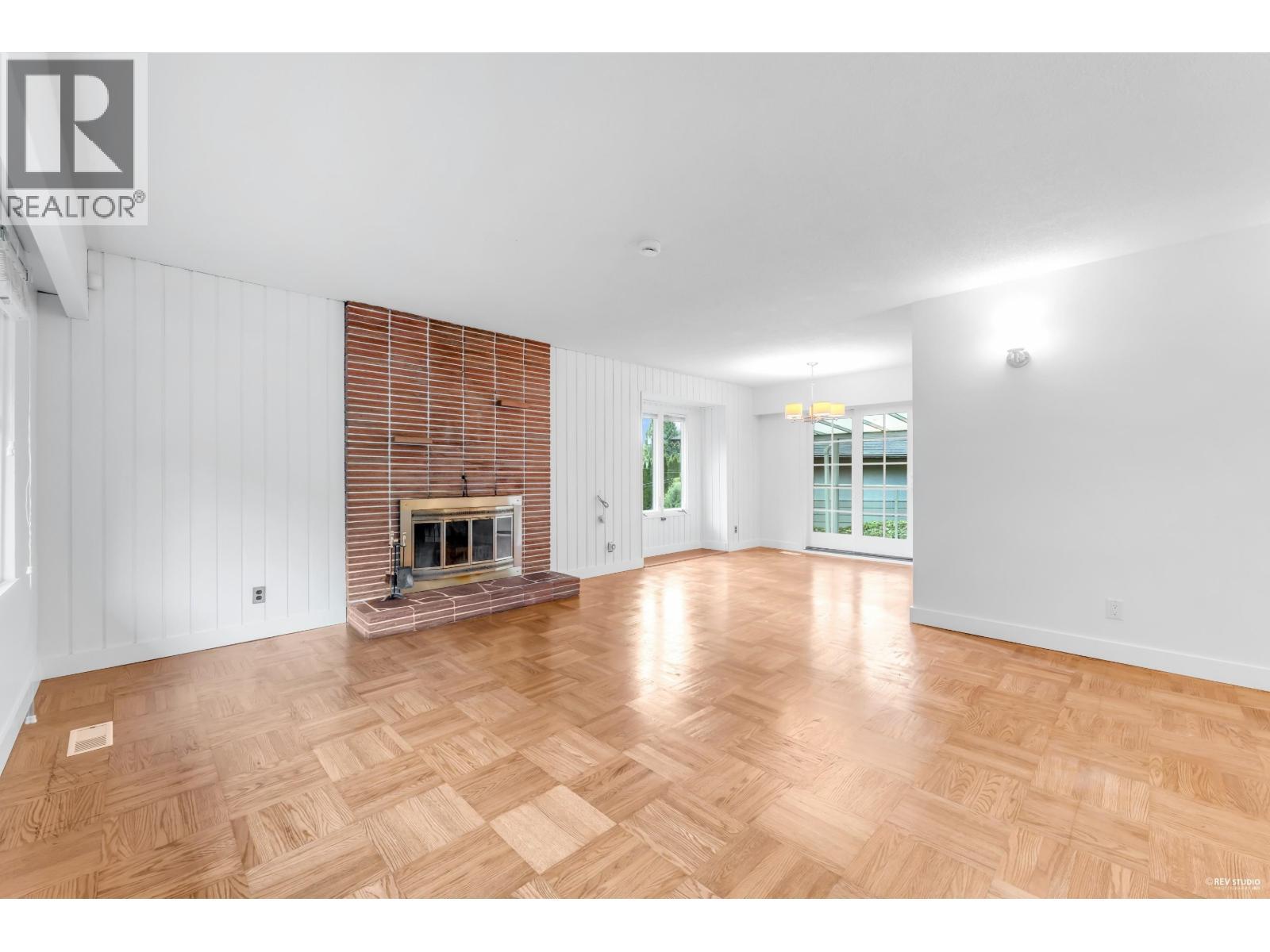50 Glenmore Drive, West Vancouver, BC - Indoor Photo Showing Living Room With Fireplace