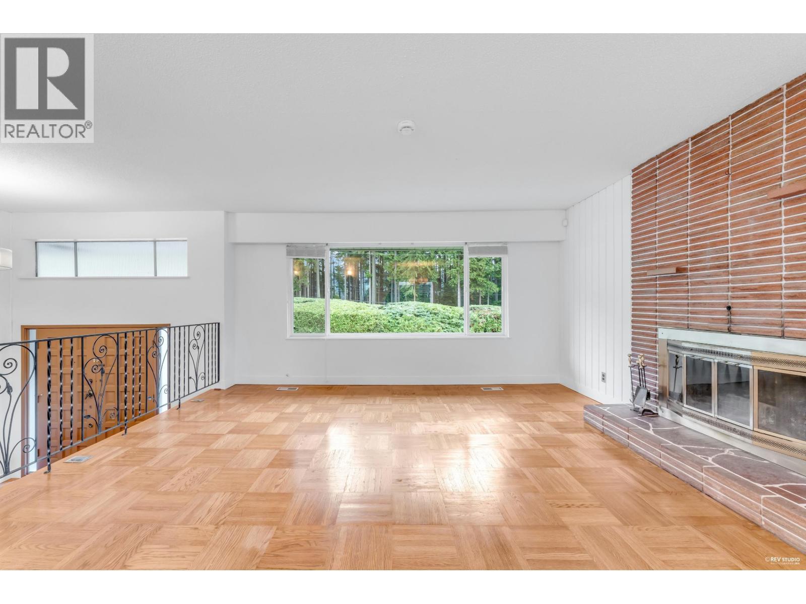 50 Glenmore Drive, West Vancouver, BC - Indoor Photo Showing Living Room With Fireplace