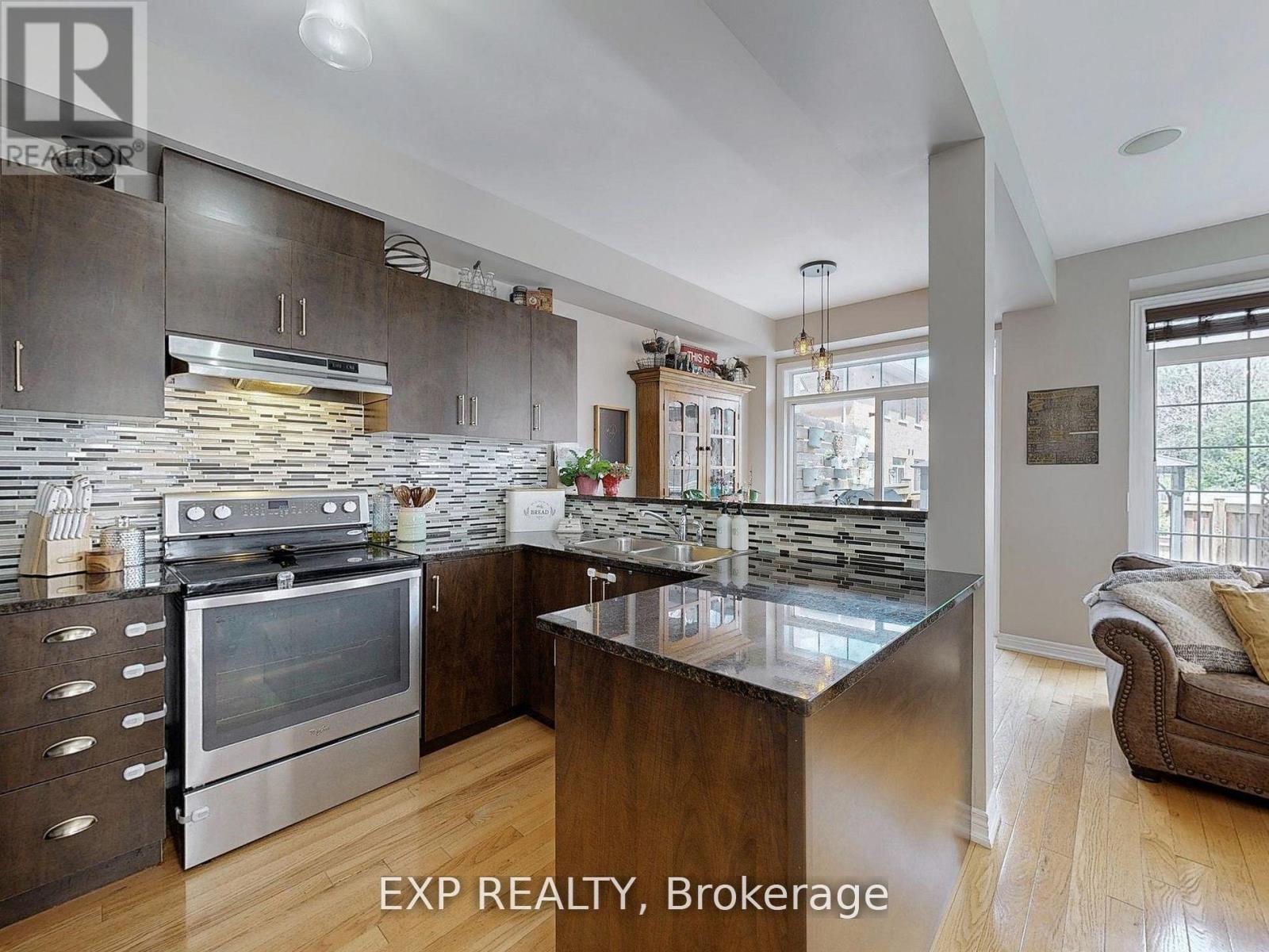 9 Samba Street, Richmond Hill, ON - Indoor Photo Showing Kitchen With Upgraded Kitchen