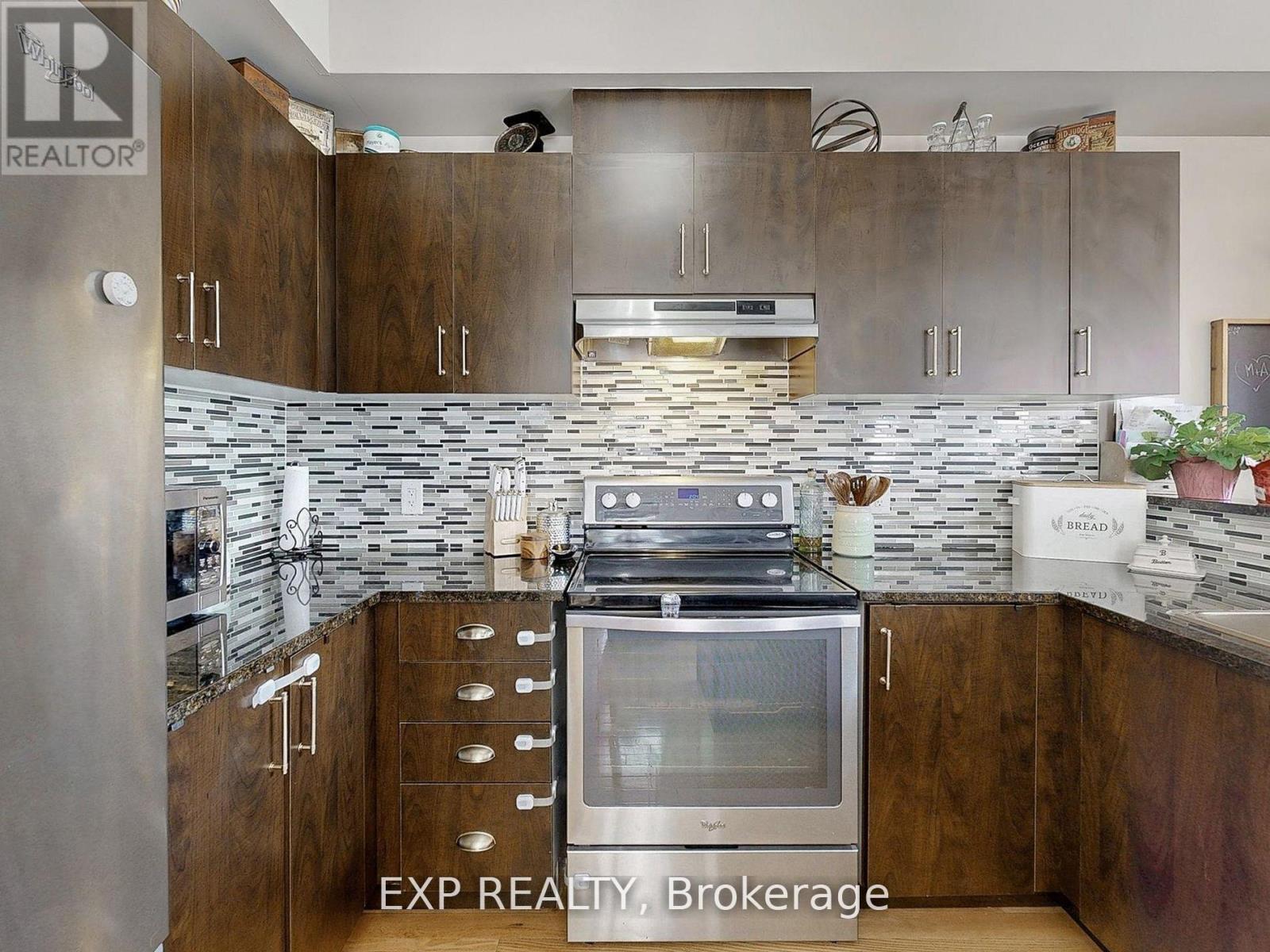 9 Samba Street, Richmond Hill, ON - Indoor Photo Showing Kitchen With Upgraded Kitchen