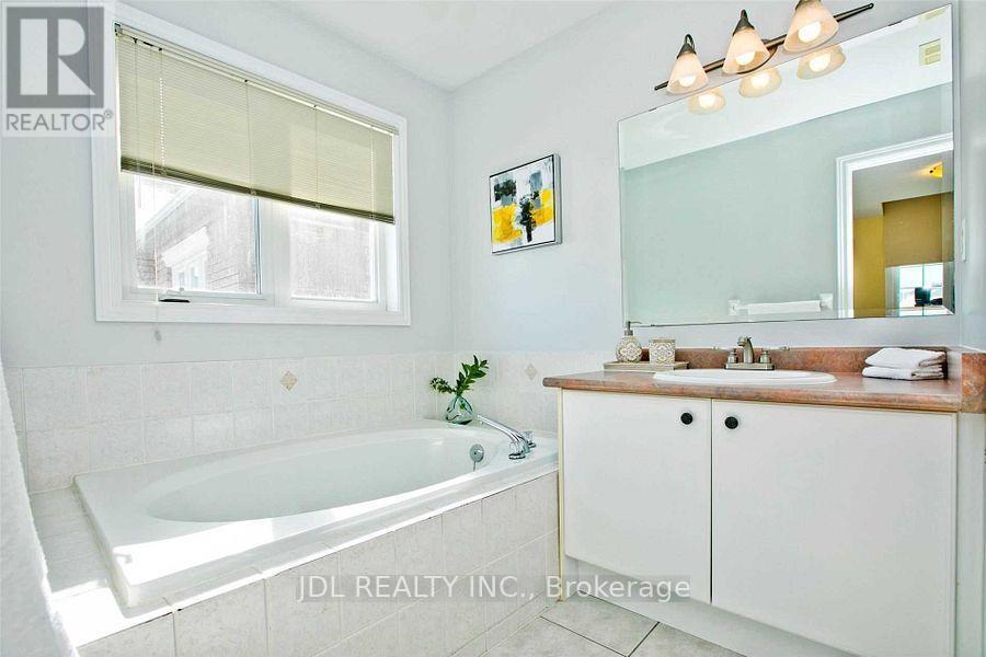 108 Melbourne Drive, Richmond Hill, ON - Indoor Photo Showing Bathroom