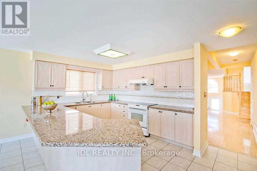 108 Melbourne Drive, Richmond Hill, ON - Indoor Photo Showing Kitchen