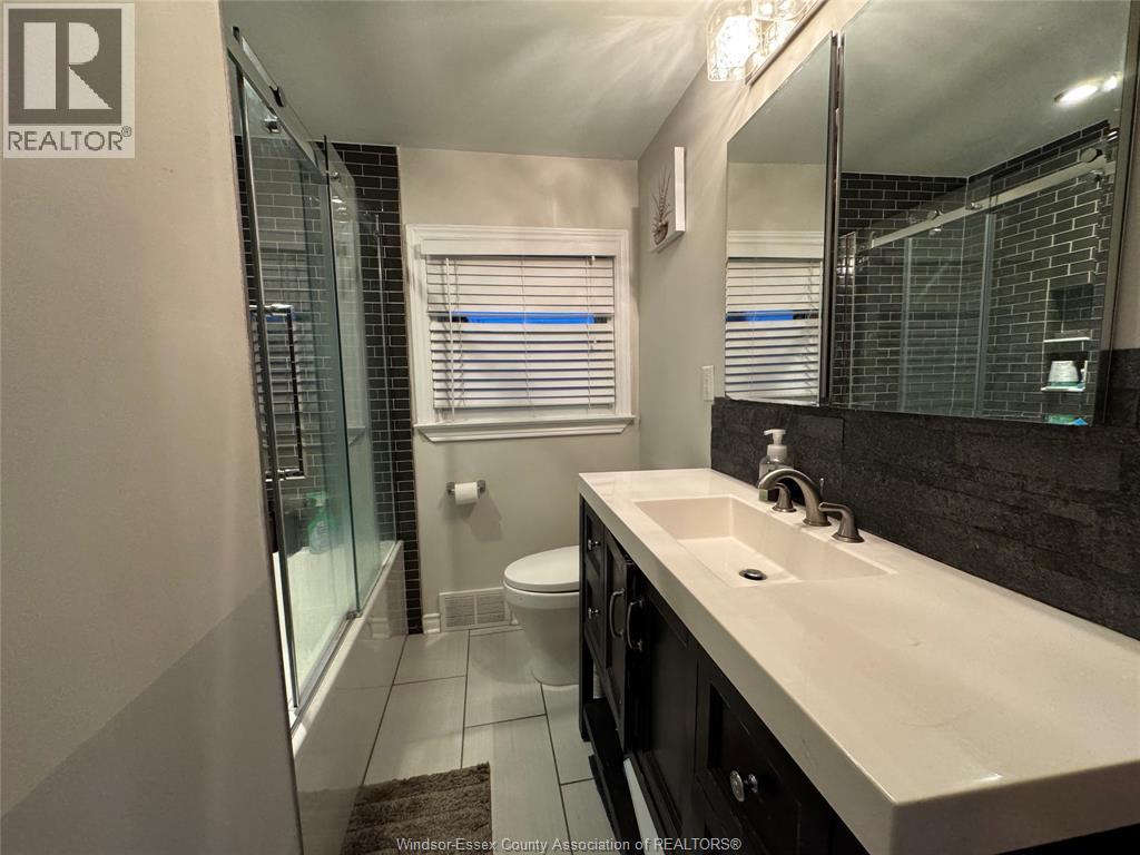 3175 Virginia Park Avenue, Windsor, ON - Indoor Photo Showing Bathroom