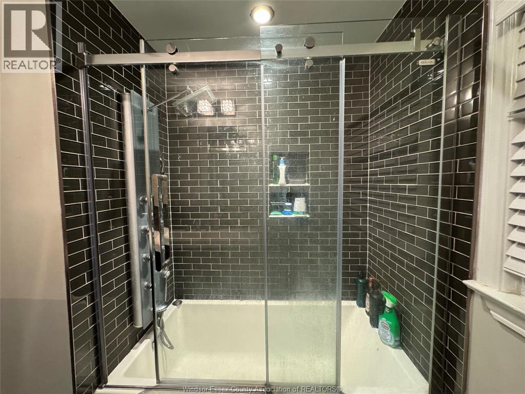 3175 Virginia Park Avenue, Windsor, ON - Indoor Photo Showing Bathroom