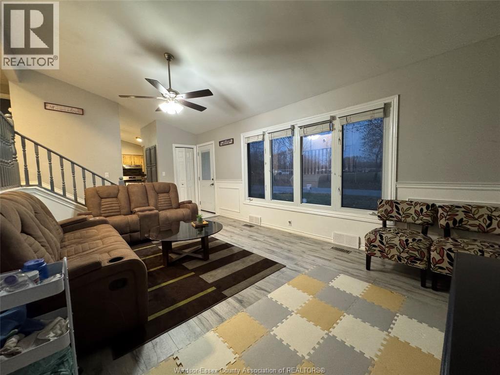3175 Virginia Park Avenue, Windsor, ON - Indoor Photo Showing Living Room