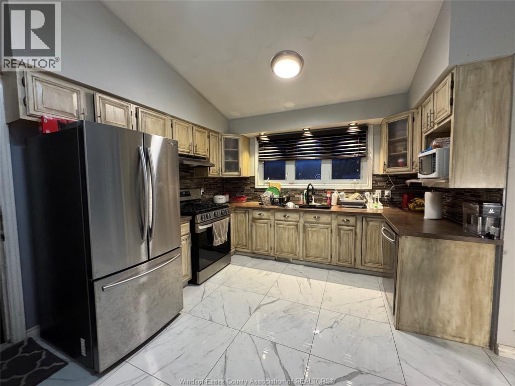 3175 Virginia Park Avenue, Windsor, ON - Indoor Photo Showing Kitchen