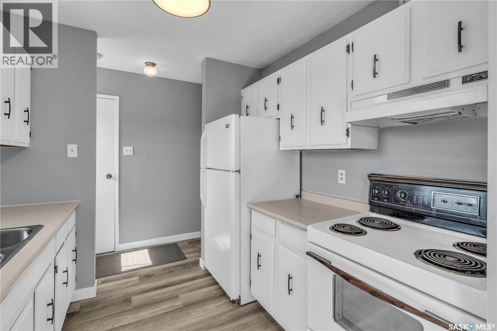 325 Riverside Drive, St. Louis, SK - Indoor Photo Showing Kitchen