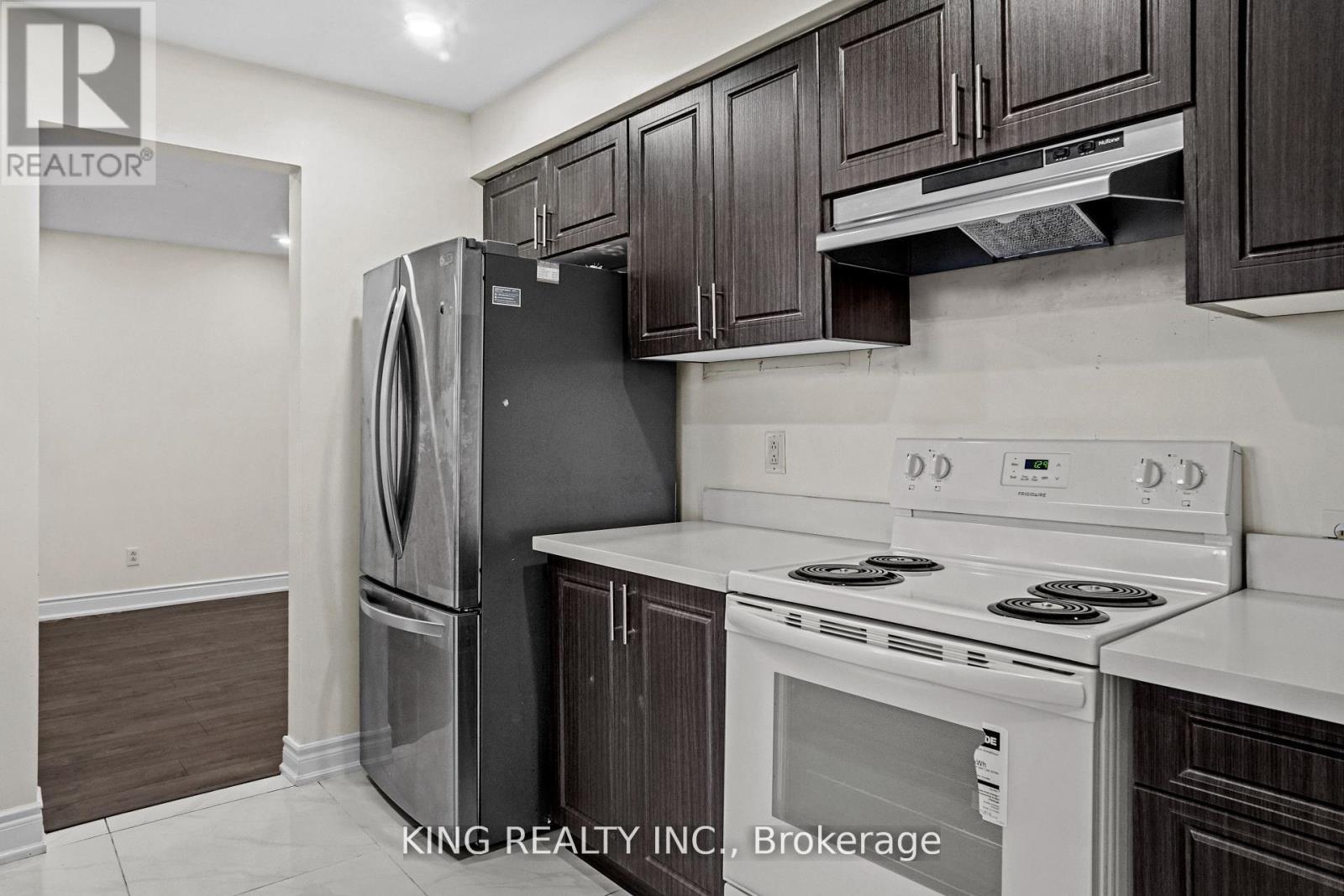 16 Wimbledon Court, Brampton, ON - Indoor Photo Showing Kitchen