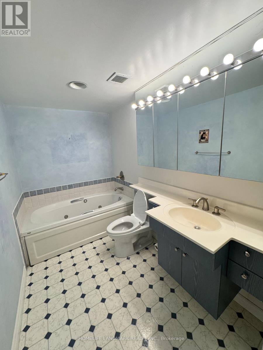 301 - 1055 Bay Street, Toronto, ON - Indoor Photo Showing Bathroom