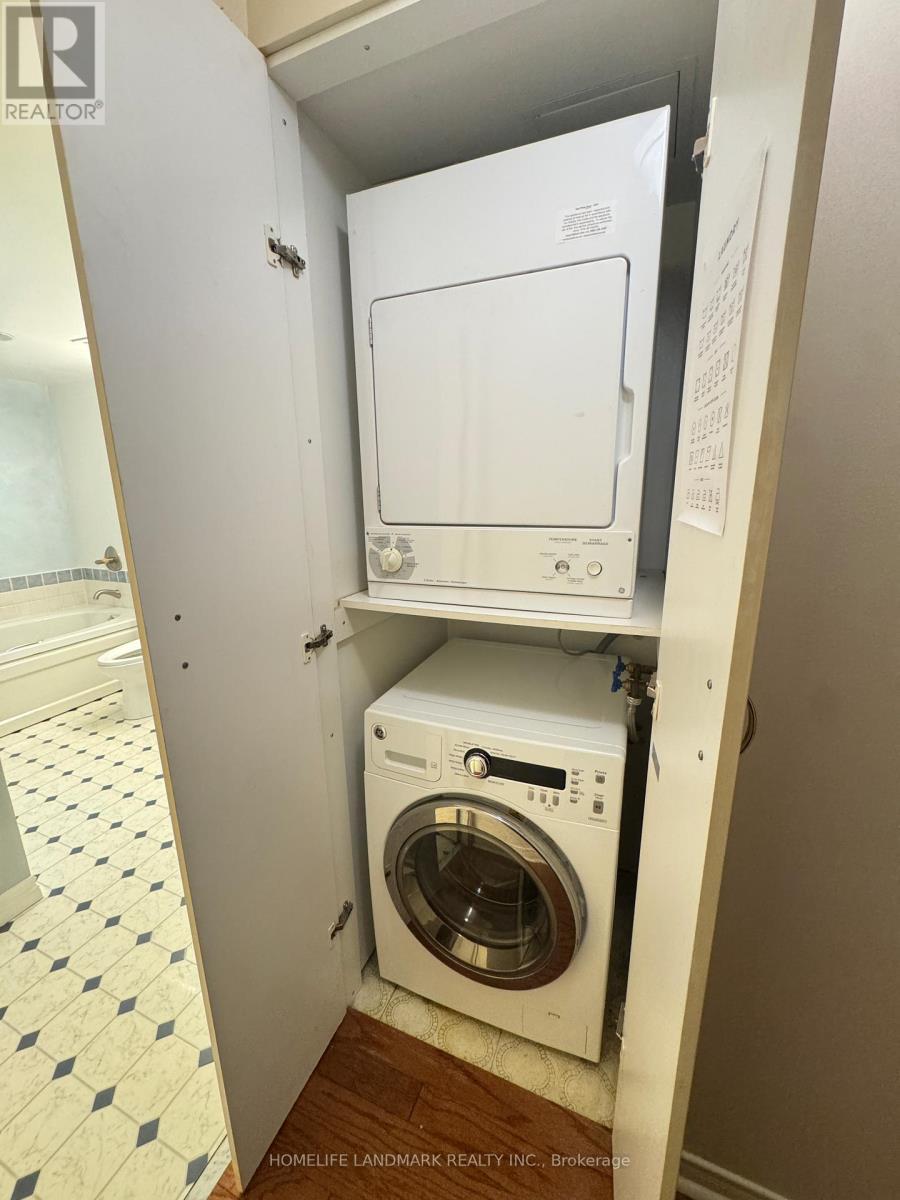 301 - 1055 Bay Street, Toronto, ON - Indoor Photo Showing Laundry Room
