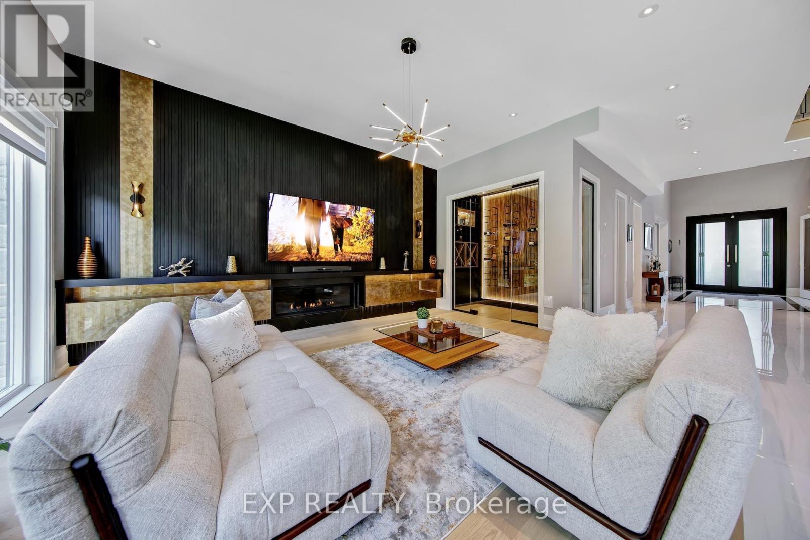 150 Wolfdale Avenue, Oakville, ON - Indoor Photo Showing Living Room