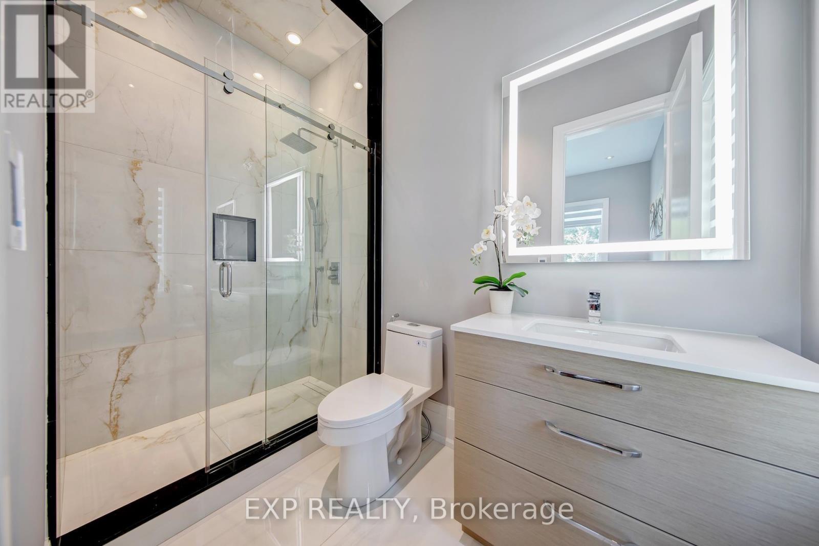 150 Wolfdale Avenue, Oakville, ON - Indoor Photo Showing Bathroom