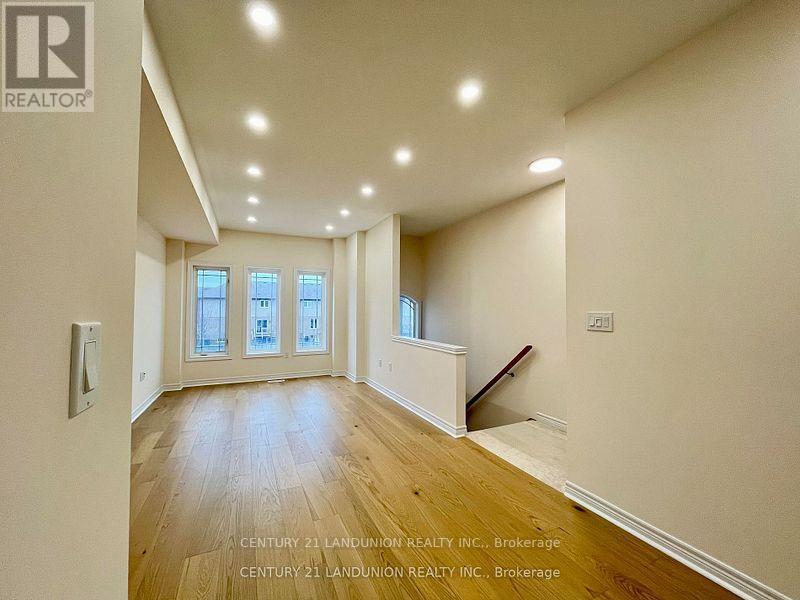 56 Bloom Crescent, Hamilton, ON - Indoor Photo Showing Other Room