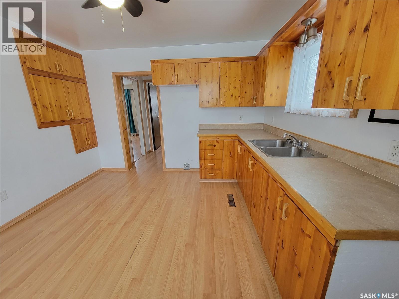 1262 109Th Street, Battleford, SK - Indoor Photo Showing Kitchen With Double Sink
